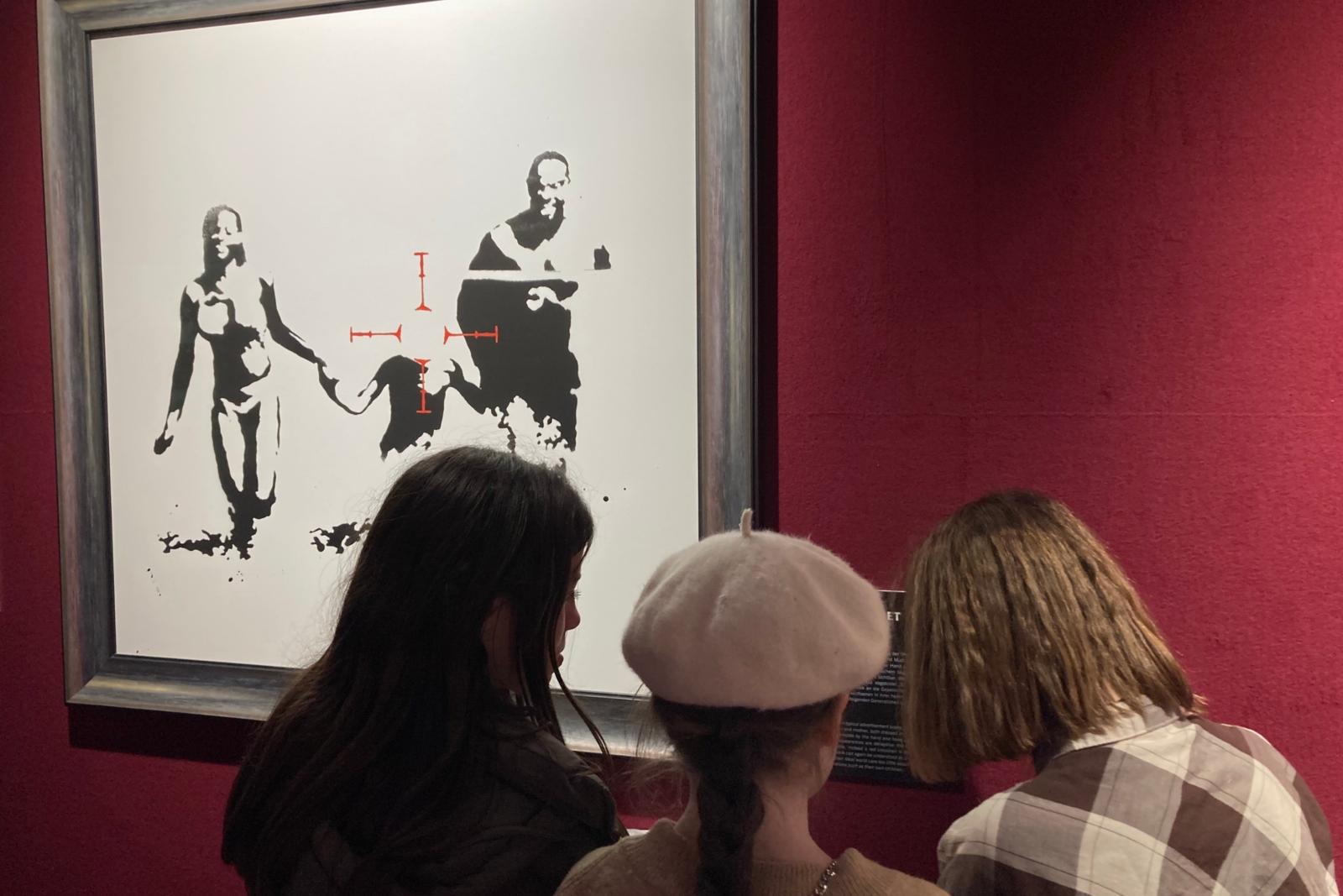 Förderverein ermöglicht Besuch der Banksy Ausstellung für Klasse 6