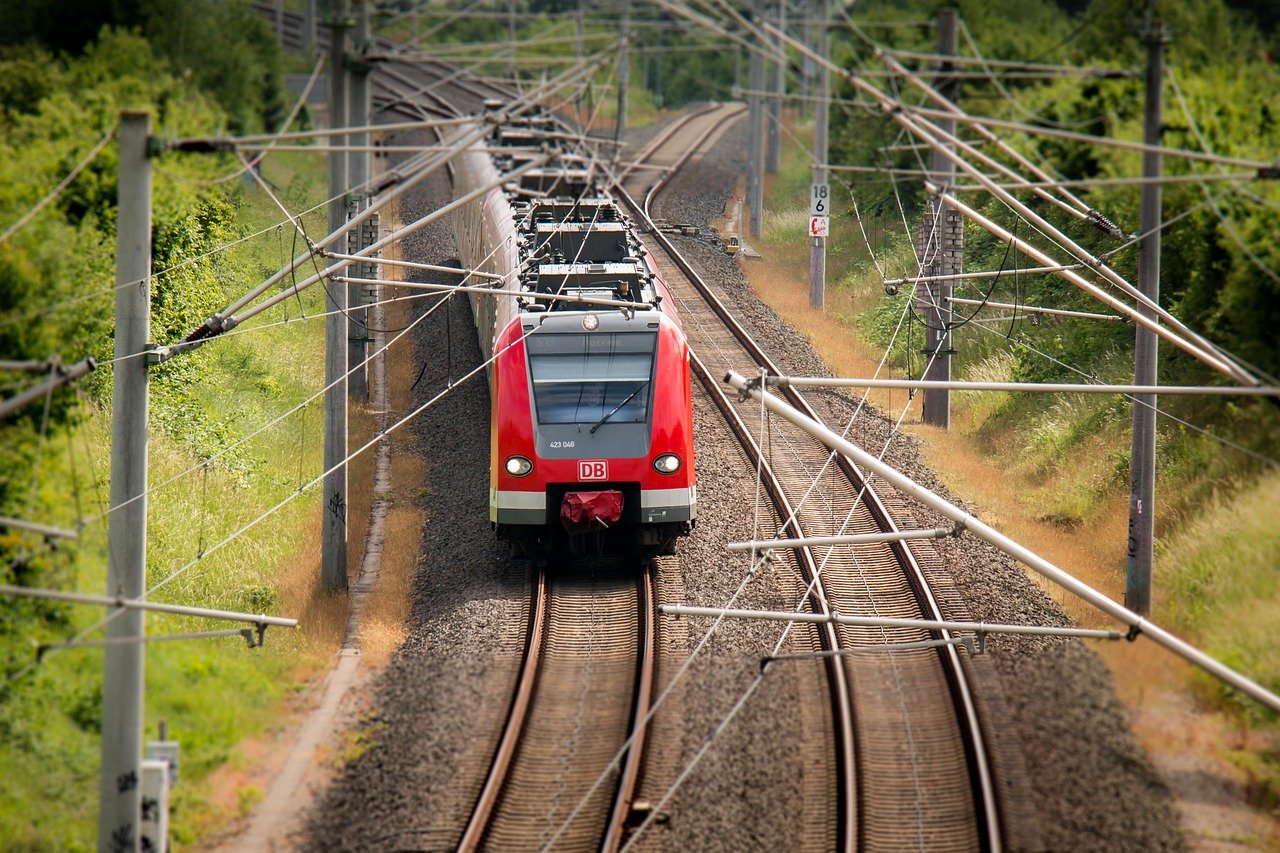 train-797072_1280 (c) Bild von <a href=https://pixabay.com/de/users/didgeman-153208/?utm_source=link-attribution&utm_medium=referral&utm_campaign=image&utm_content=797072>Thomas</a> auf <a href=https://pixabay.com/de//?utm_source=link-attribution&utm_medium=referral&utm_campaign=image&utm_content=797072>Pixabay</a>