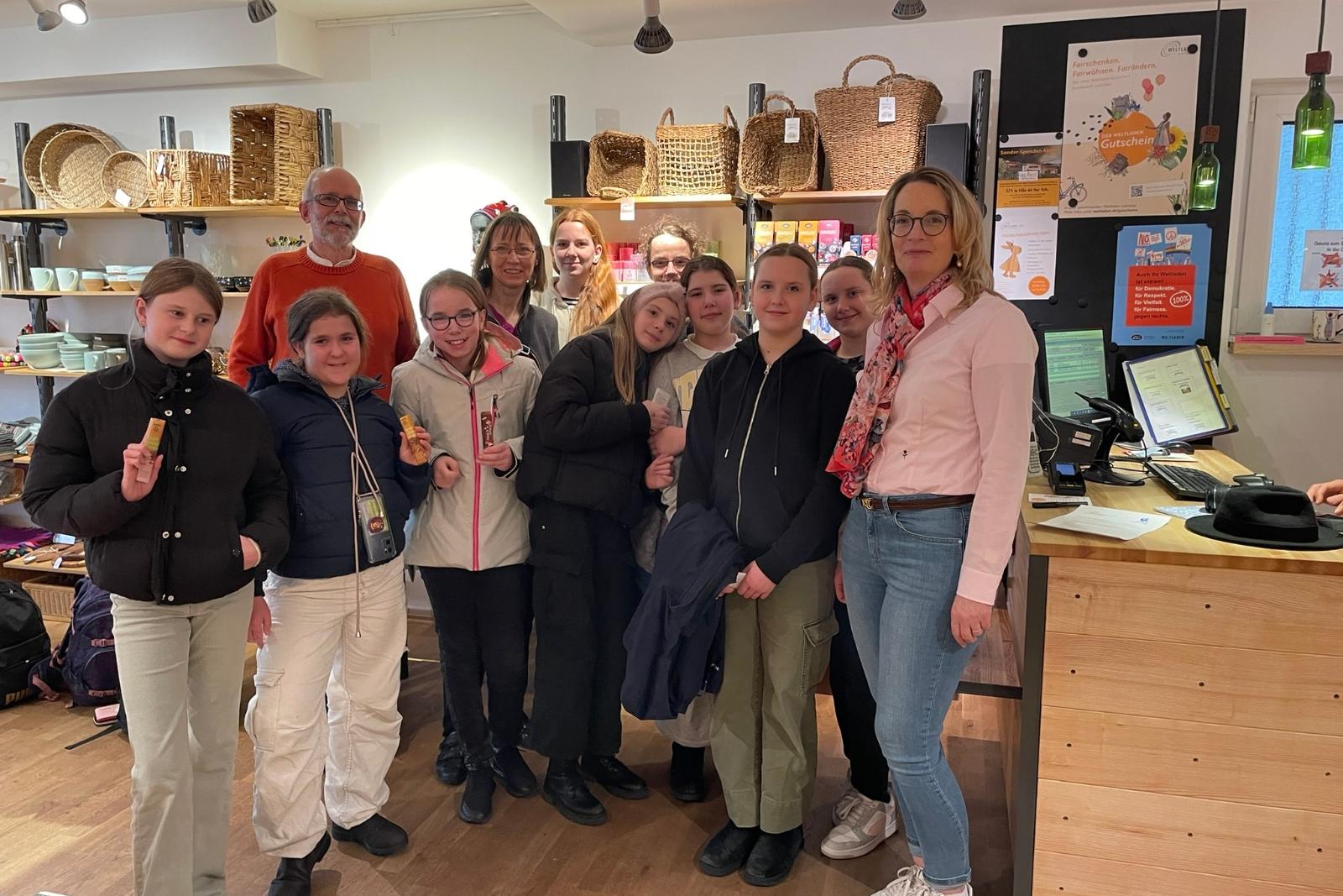 Die Fairtrade AG mit Frau Bissels und  Herrn Matschke sowie Frau Schäfers