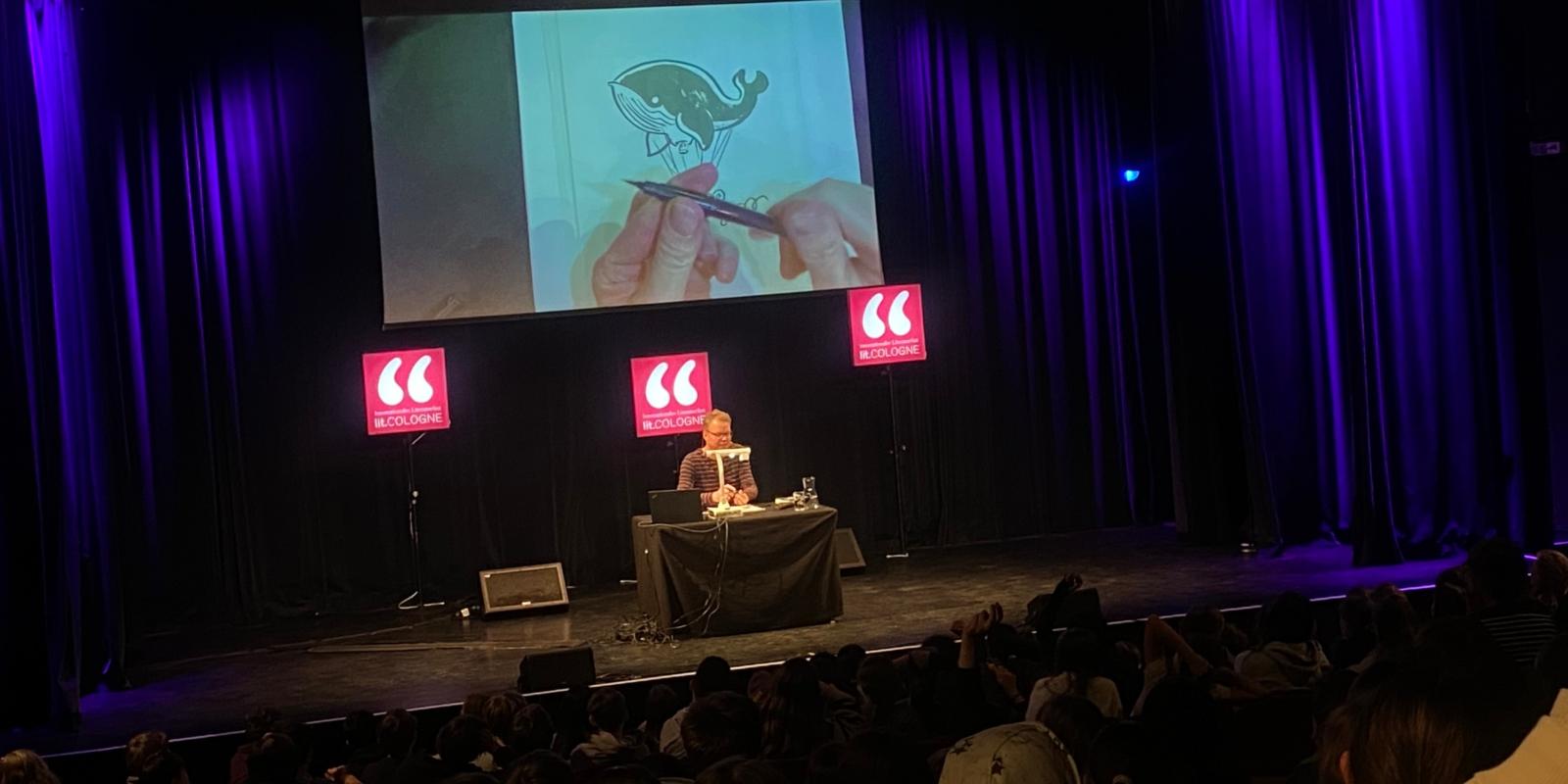 FLIX zeichnet und beantwortet Fragen