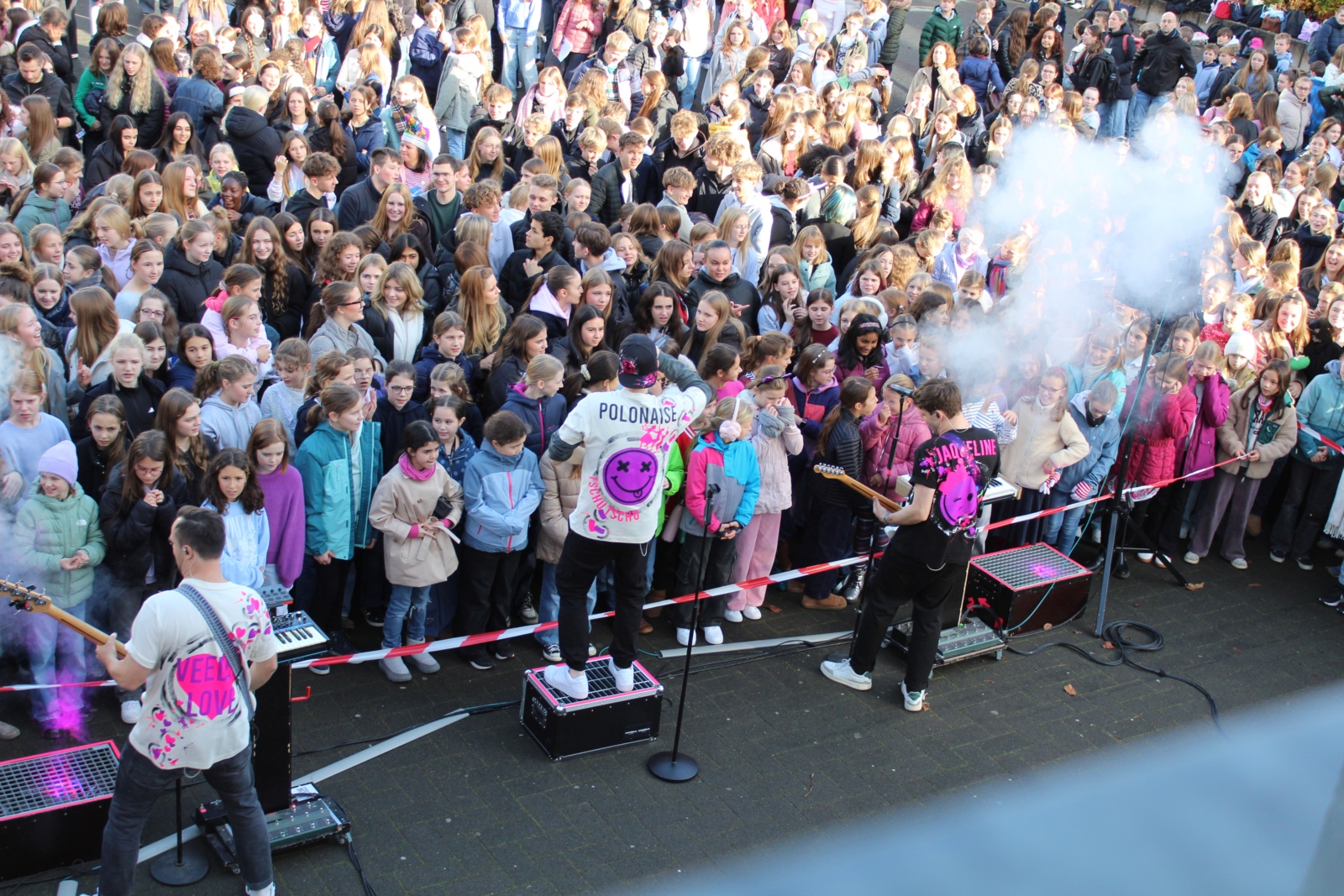 Die Band „Chanterella“ auf dem Schulhof