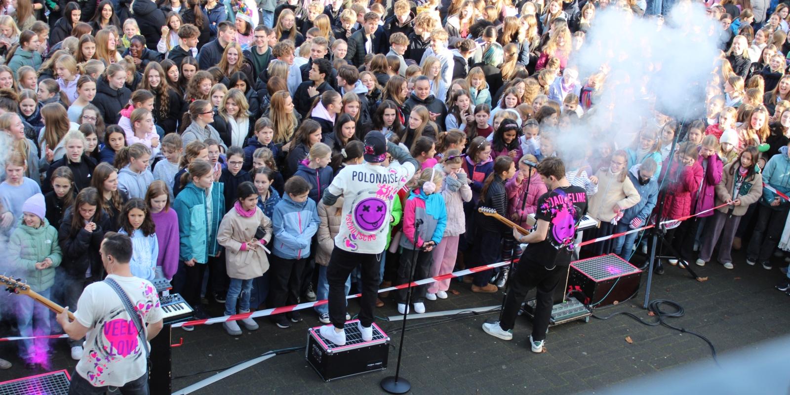 Die Band „Chanterella“ auf dem Schulhof